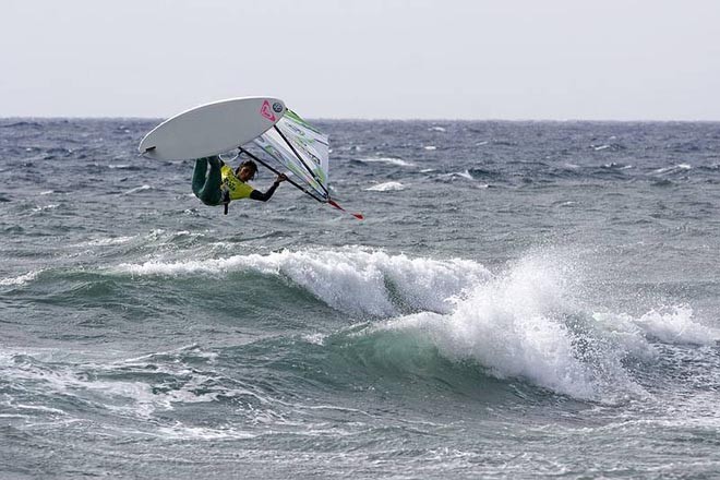 Iballa Moreno clew first back loop - 2008 Gran Canaria PWA Grand Slam – Day Four ©  John Carter / PWA http://www.pwaworldtour.com